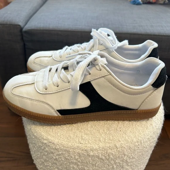 No Boundaries Women’s White and Black Lace Up Sports Sneakers Size 7 - Picture 3 of 6